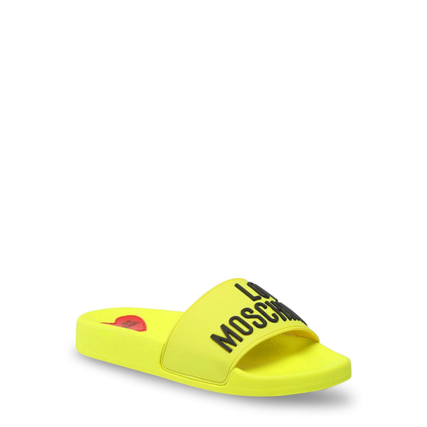 Me encantan las sandalias y chanclas de Moschino 