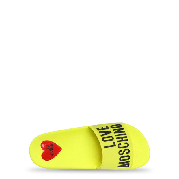 Me encantan las sandalias y chanclas de Moschino 