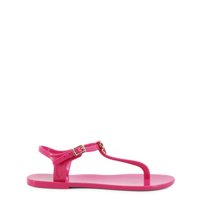 Me encantan las sandalias y chanclas de Moschino 