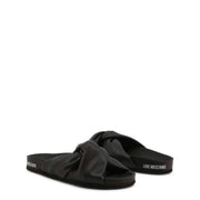 Me encantan las sandalias y chanclas de Moschino 